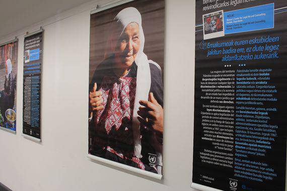 Palestinako lurraldeko okupatuetako emakumeen egoera, Sutegiko "Sareak ehunduz" erakusketan ikusgai