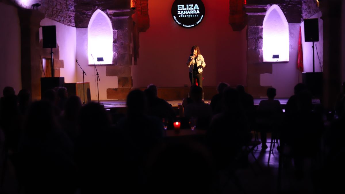 "Irribarrea barra-barra" atzo gauean Aginagako Eliza Zaharrean