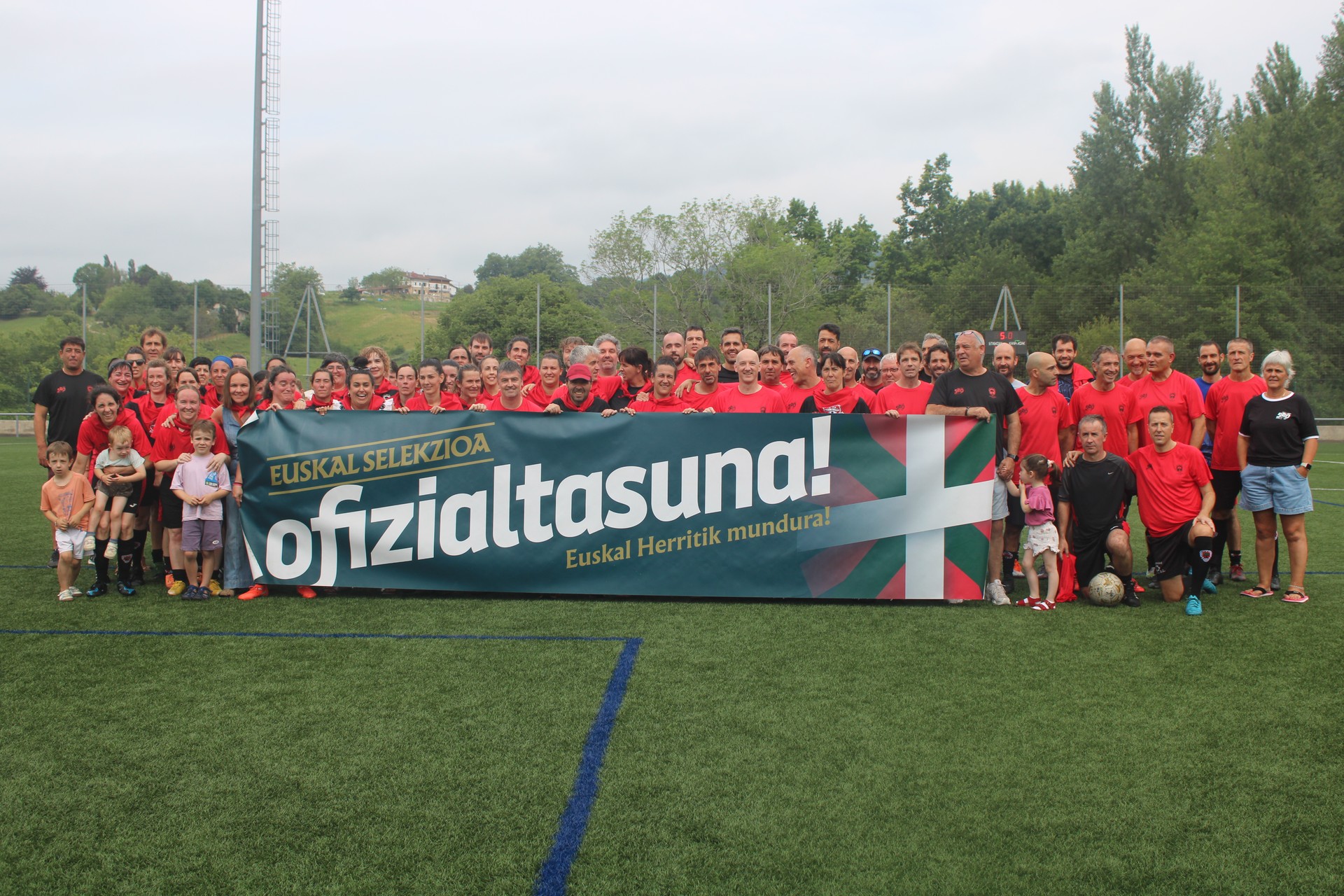 Euskal selekzioaren ofizialtasuna aldarrikatzeko deia, munduko futbol txapelketaren igandeko finalean