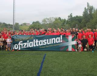 Futbolari beteranoak euskal selekzioarekin bat