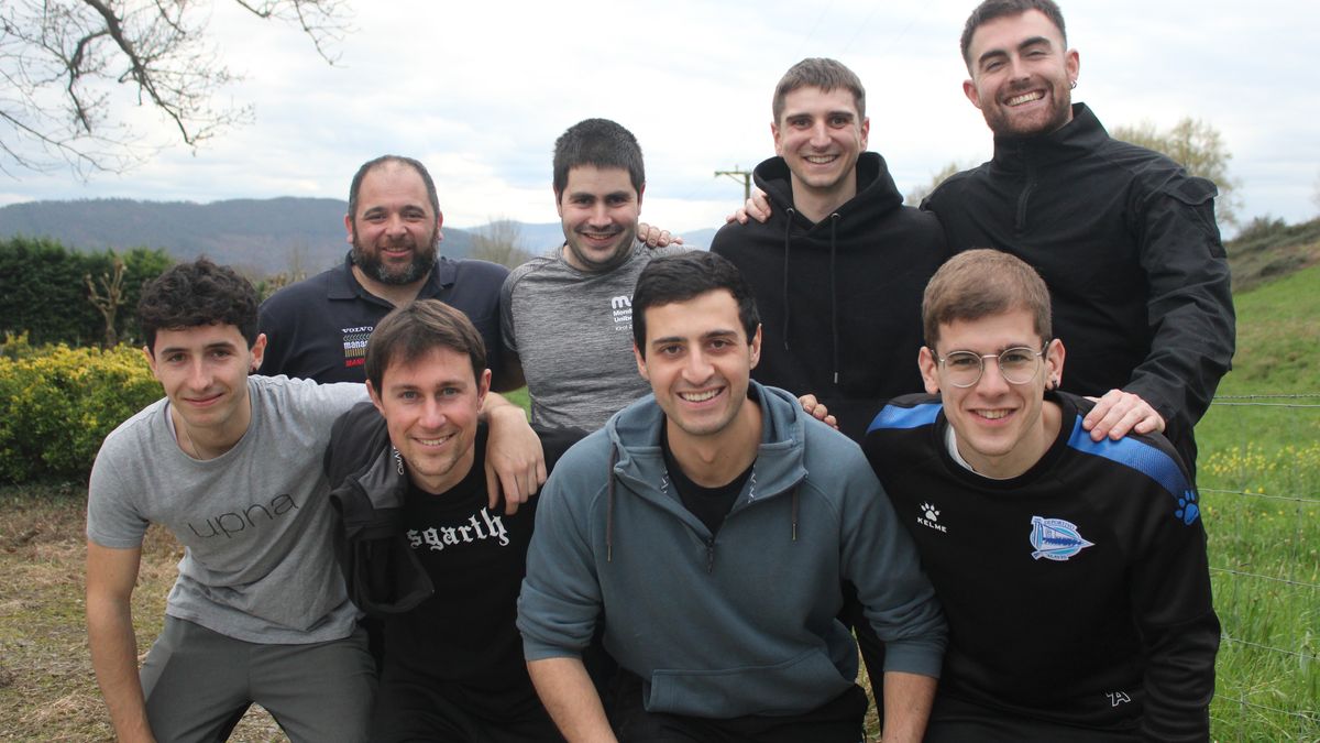 Bertan ekoitzitako sagardoa dastagai, datorren bisita gidatuetako batek