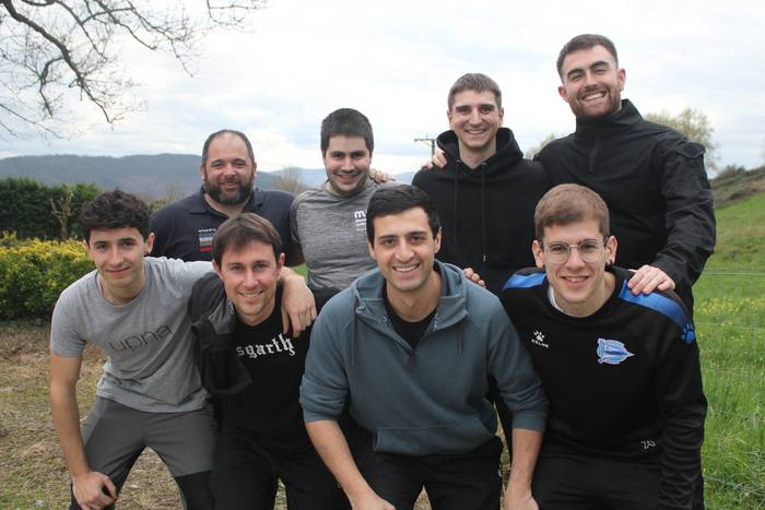 Bertan ekoitzitako sagardoa dastagai, datorren bisita gidatuetako batek