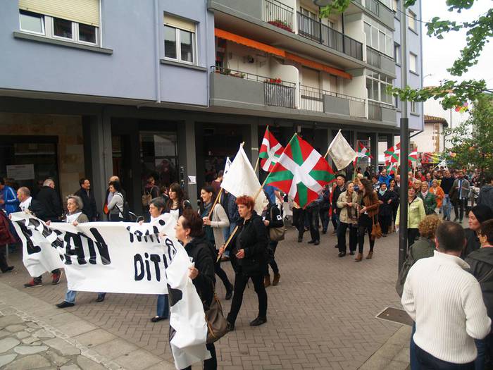 Euskal presoen eskubideen aldeko elkarretaratzea 20:00etan Mikel Laboa plazan