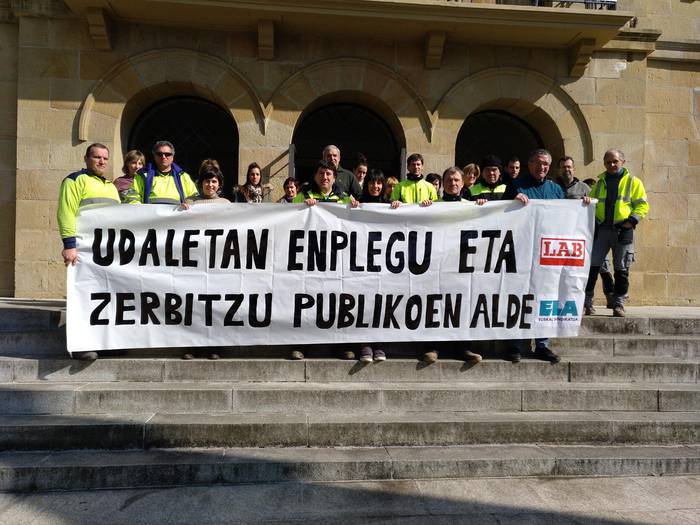 Udal langileak egitekoak ziren lau orduko lan uztea bertan behera elurragatik