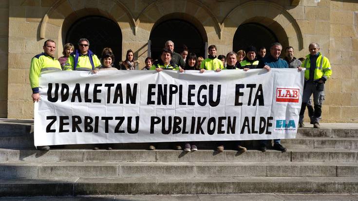 Udal langileak egitekoak ziren lau orduko lan uztea bertan behera elurragatik