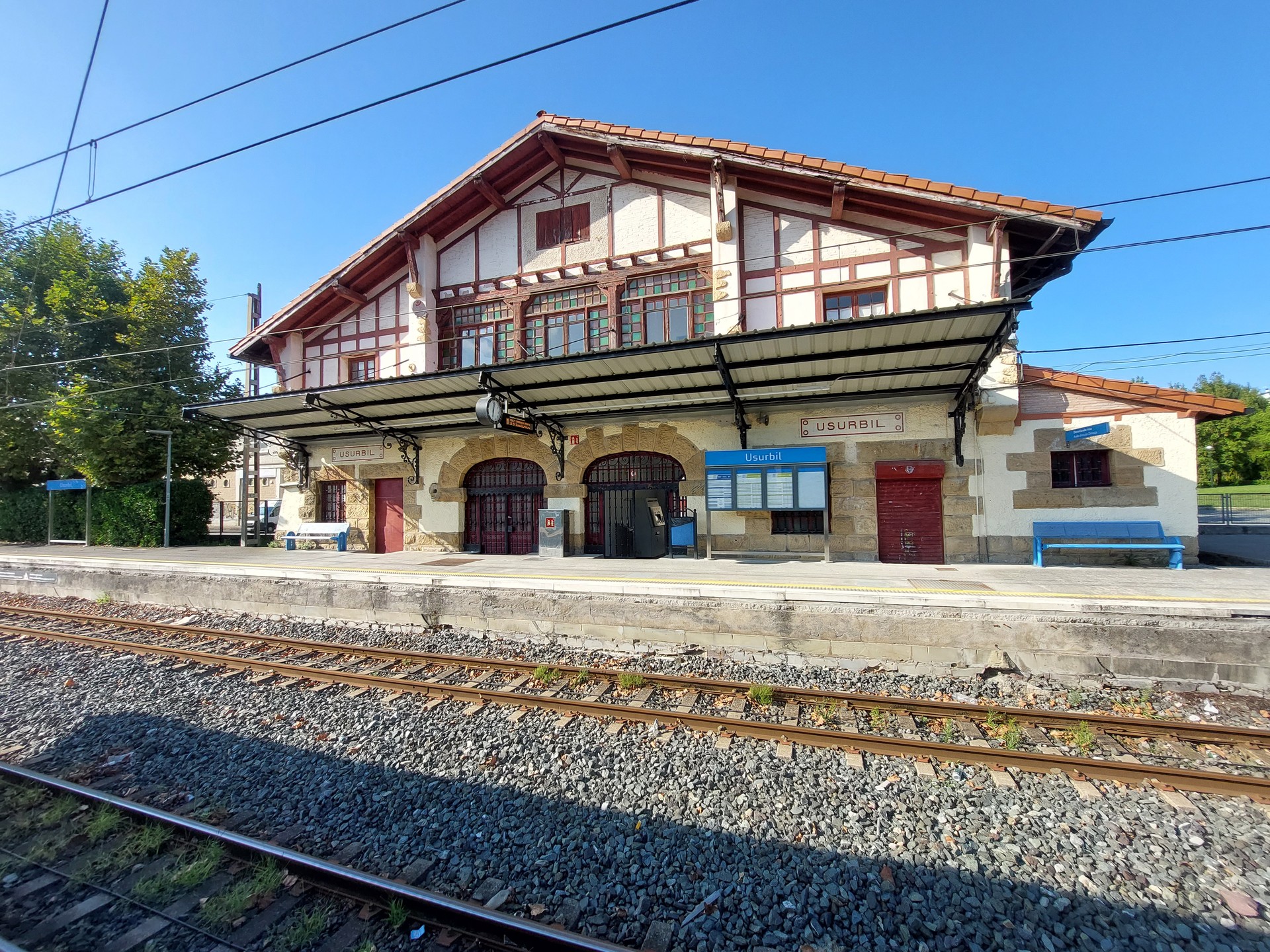 Bi aldaketa, tren geltokiko lanak tarteko