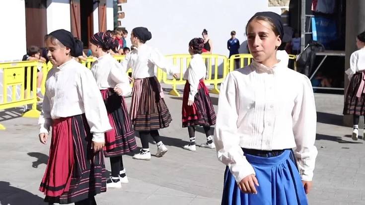 Orbeldiko txikiek Kalezarko plaza dantzaleku bilakatu dute