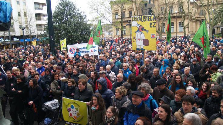 Erraustegia alboratzen duen alternatibarantz pausoak emateko deia