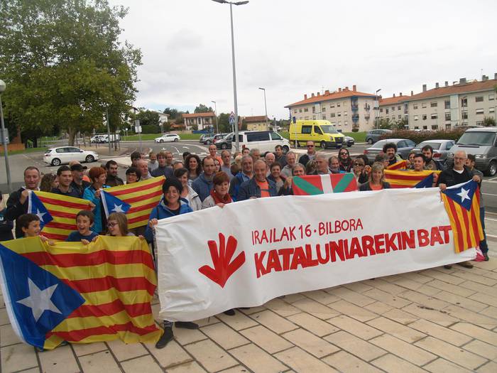 Kataluniako azken gertakariak salatu eta datozen deialdiei adi egotea eskatu du Gure Esku Dagok