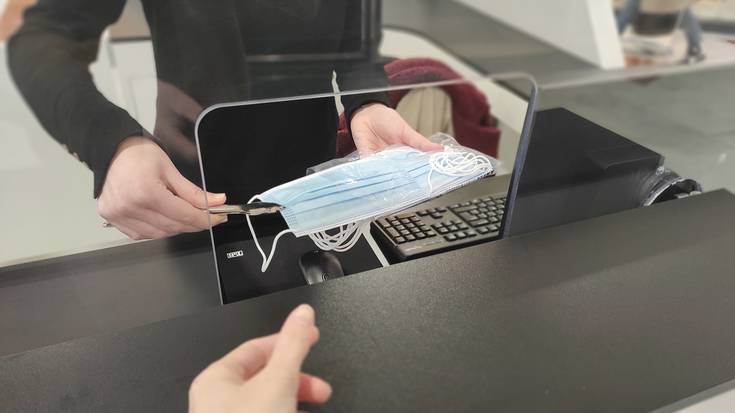 Urbilek doako maskarak banatzen ditu bezeroen artean