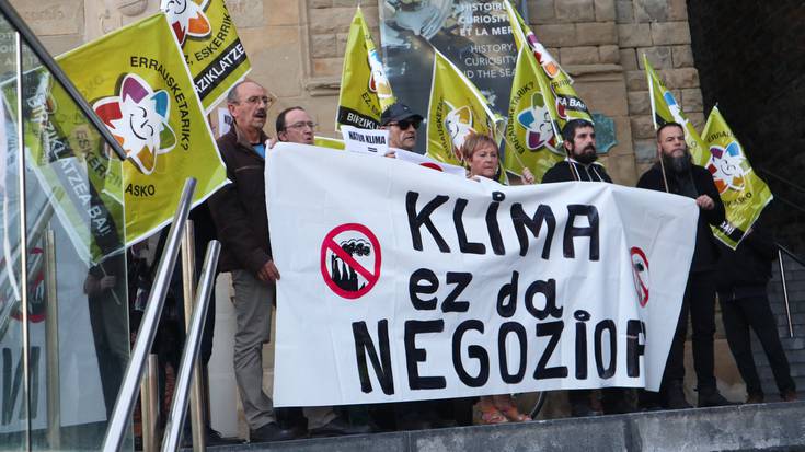 Errausketaren Aurkako Mugimendua Aldundiaren klimari buruzko jardunaldien atarian mobilizatu da