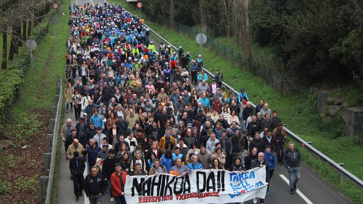 N634 errepidea hartu dute, azken istripua salatu eta txirrindulariekiko errespetua galdegiteko