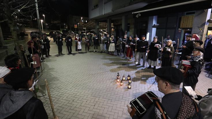 Koplek eta trikiti doinuek giroturiko kalejira egin du Kantu Taldeak Egurtzegitik herri erdigunera