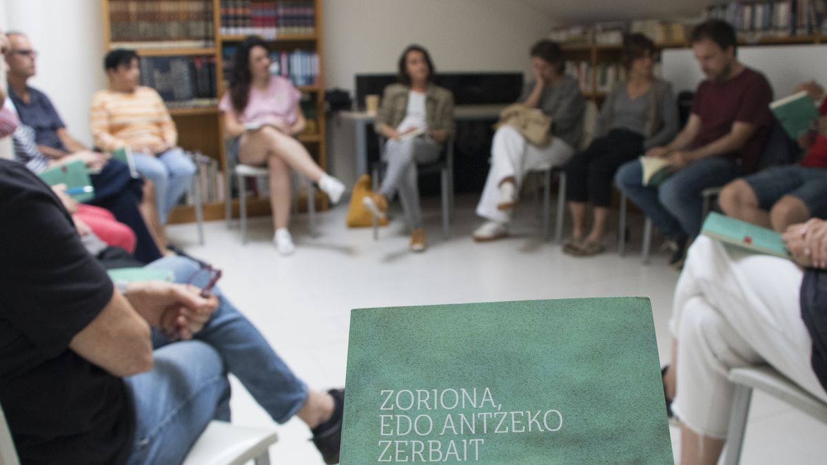 "Zoriona, edo antzeko zerbait" liburuaren gaineko solasaldia egin dute Sutegin