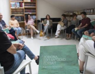 "Zoriona, edo antzeko zerbait" liburuaren gaineko solasaldia egin dute Sutegin