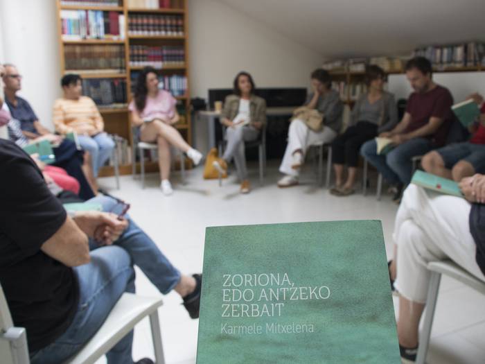 "Zoriona, edo antzeko zerbait" liburuaren gaineko solasaldia egin dute Sutegin