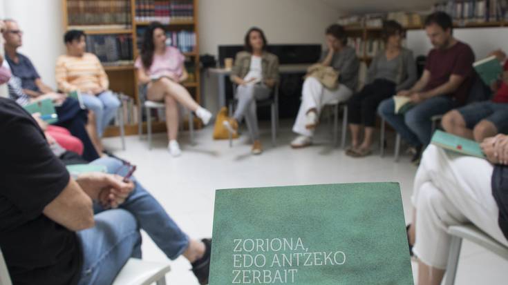 "Zoriona, edo antzeko zerbait" liburuaren gaineko solasaldia egin dute Sutegin