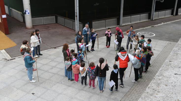 Aginagako eskolakoak Agate Deunaren bezperan