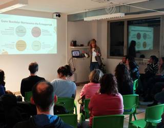 Larunbata izan arren ikastola zabaldu dute, ezagutu nahi zutenentzat