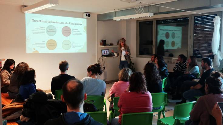 Larunbata izan arren ikastola zabaldu dute, ezagutu nahi zutenentzat