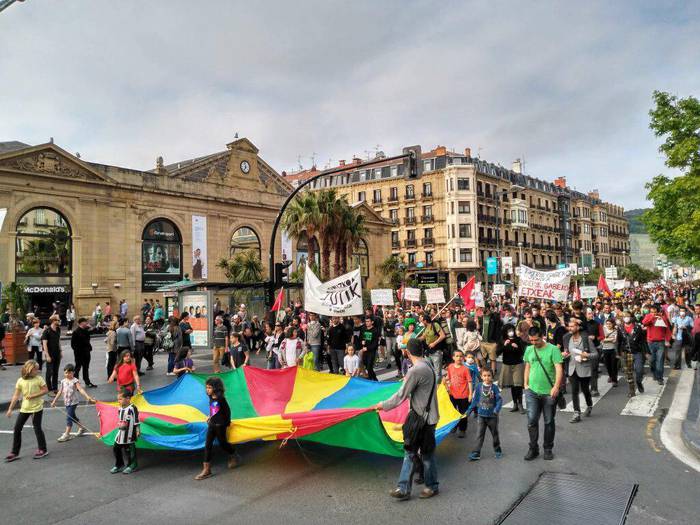 2.000 lagun, Gipuzkoa Zutik-ek deituriko manifestazioan