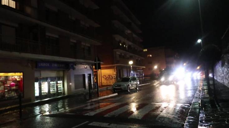 Olentzerok giro euritsuaren aurrean, irribarretsu agurtu ditu etxeetan zain zituen herritarrak