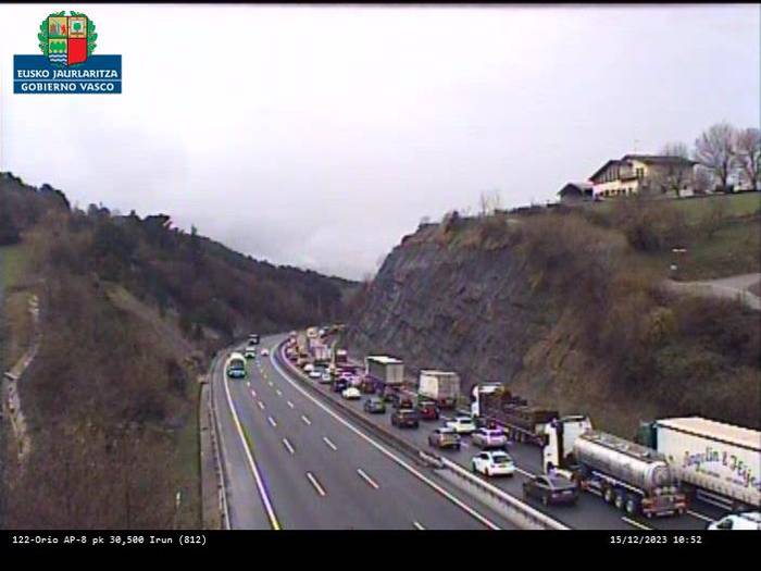 Istripua eta bi kilometroko ilara A8 autopistan