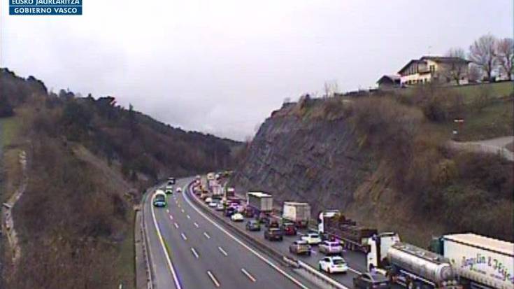 Istripua eta bi kilometroko ilara A8 autopistan