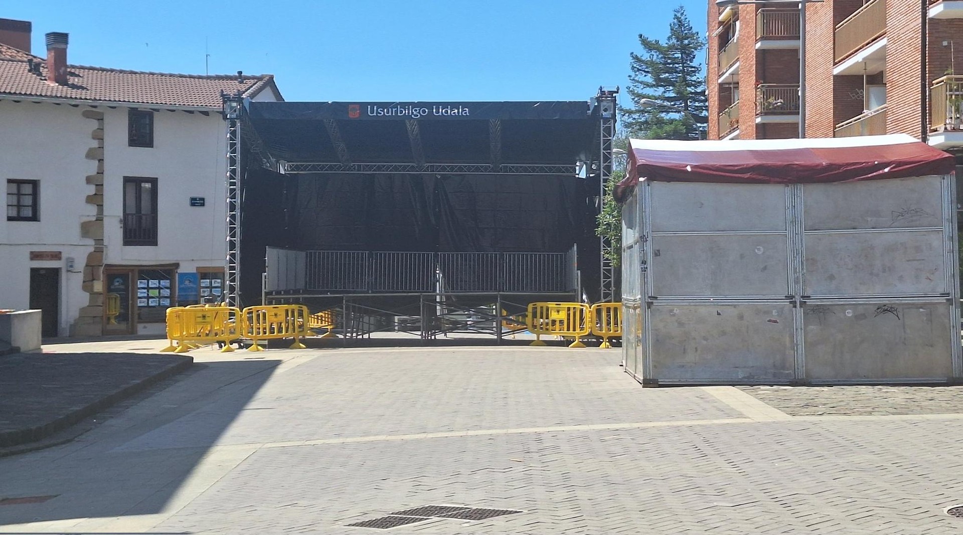 Herria jaietarako itxuraldatzen hasia