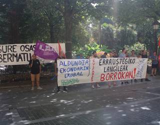 Erraustegiko langileen borroka gogoan hartu dute igandeko giza katearen deitzaileek