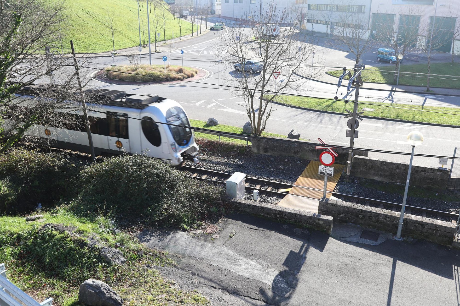 Tren zerbitzua etenda Orio eta Usurbil artean