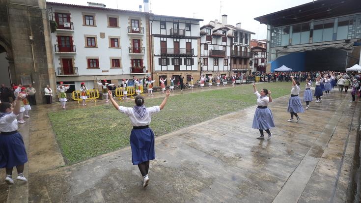 Herriko plazak dantzaleku bilakatu dituzte Usurbilgo, Oiartzungo eta Iruñeako dantzariek