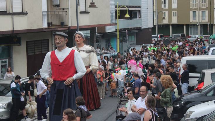 Festa giroa kalejira jendetsuak hedatu du herrian barrena