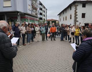 Kalejira bizi eta musikatuak eman dio ongi etorria Euskaraldiari