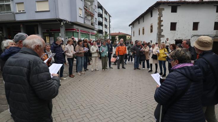 Kalejira bizi eta musikatuak eman dio ongi etorria Euskaraldiari