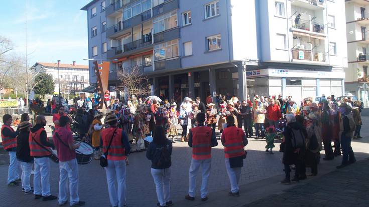 Larunbateko Inauteri Festa abiatzeko, Kantu Taldearen eta Burrunbazale txarangaren emanaldi bateratua