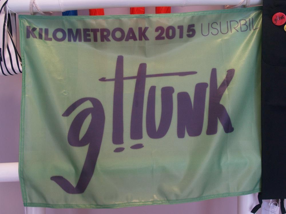 Balkoi eta leihoak Gattunk banderolez apaintzeko deia