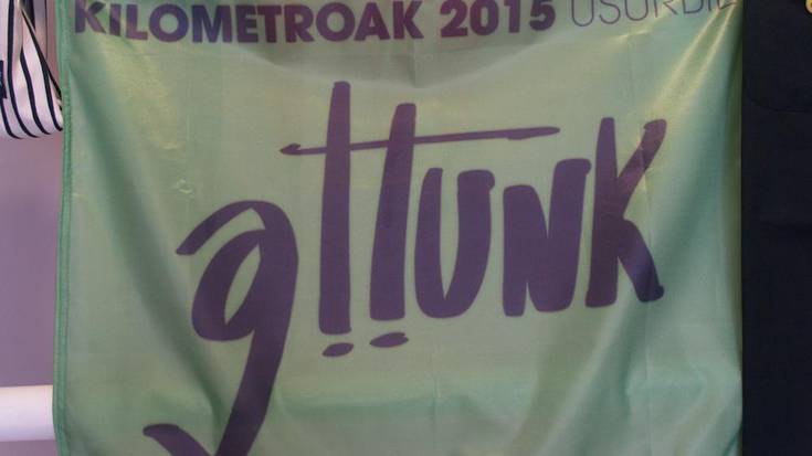 Balkoi eta leihoak Gattunk banderolez apaintzeko deia