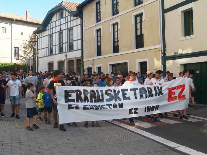 Erraustegiaren aurkako manifestazioa 19:00etan, Mikel Laboa plazako txosnagunetik