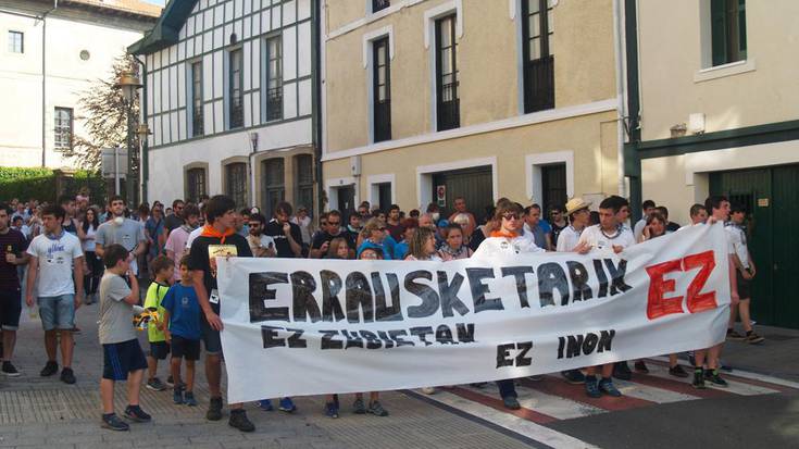 Erraustegiaren aurkako manifestazioa 19:00etan, Mikel Laboa plazako txosnagunetik
