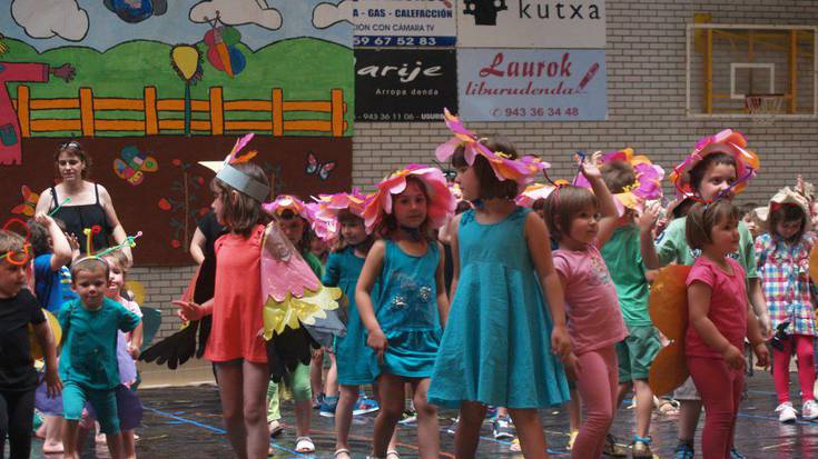 Udaberri kolorez jantzi dute HH-ko ikasleek, Ikastola Eguna