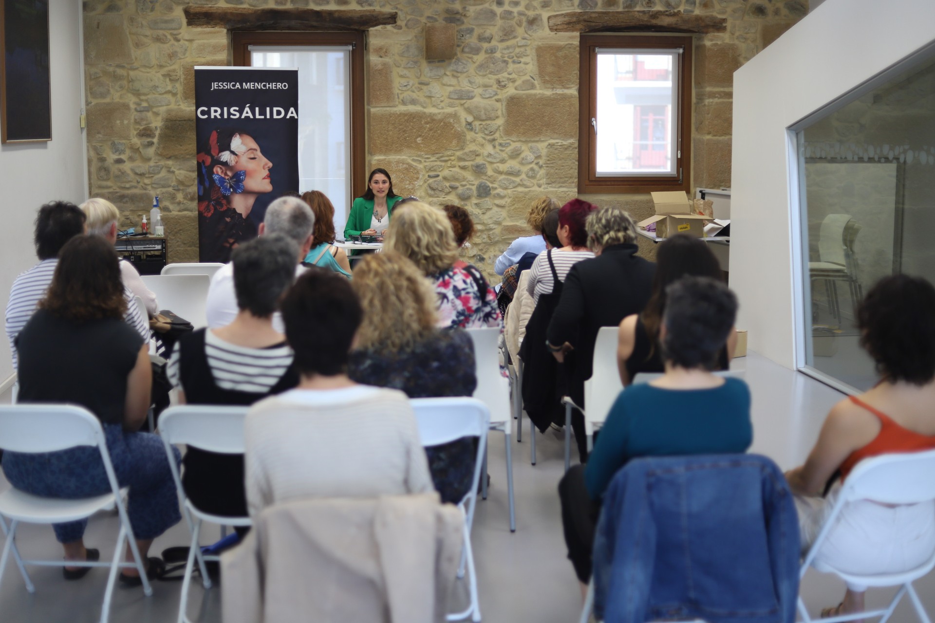 "Crisálida" liburua aurkeztu du Jessica Menchero madrildarrak
