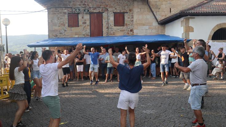 Erromeriak dantza gogo bizia piztu du San Estebango plazan