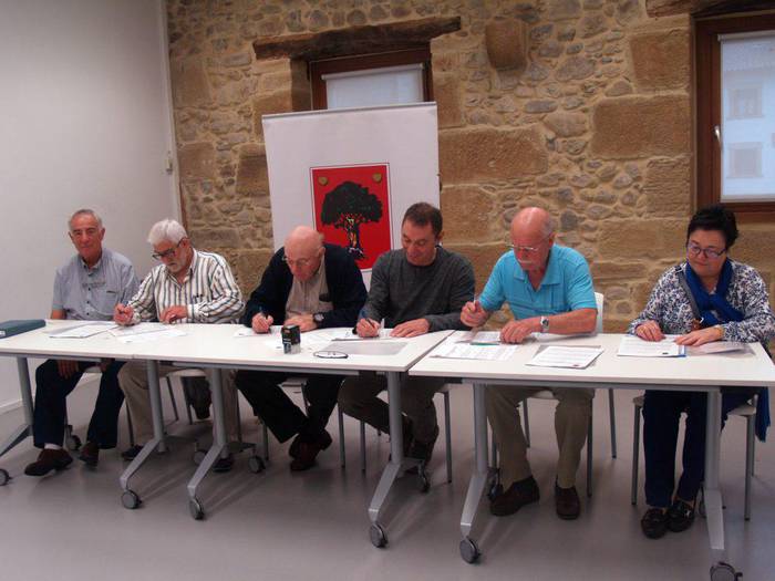 Lau urterako berritu dituzte lankidetza hitzarmenak Udalak eta jubilatuen hiru elkarteek