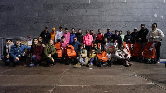 Dendariek saritan eskertu dituzte Hurbilago San Silbestre Herri Lasterketako parte hartzaileak