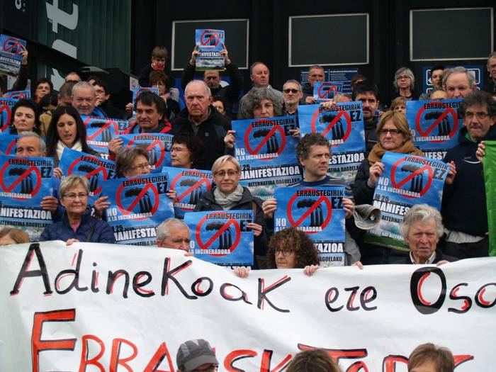 100 eragilek baino gehiagok babestu dute, larunbateko erraustegiaren aurkako manifestazioa