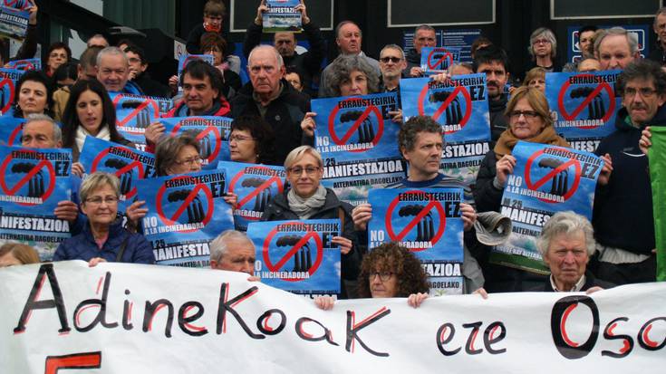 100 eragilek baino gehiagok babestu dute, larunbateko erraustegiaren aurkako manifestazioa