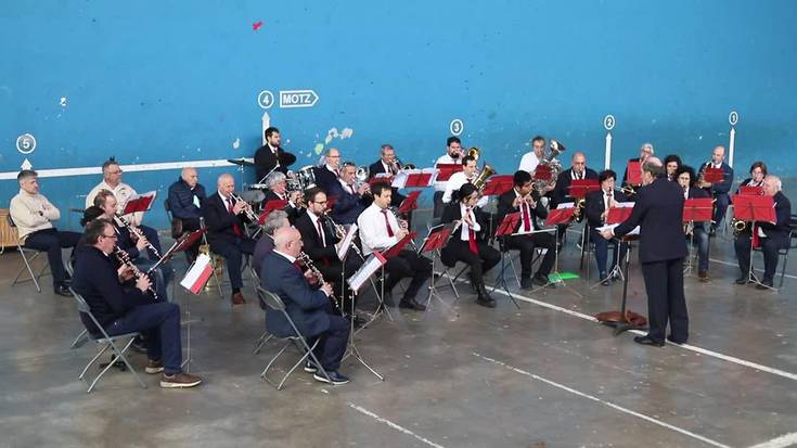 Araiako musika banda Soinurbili agur esateko