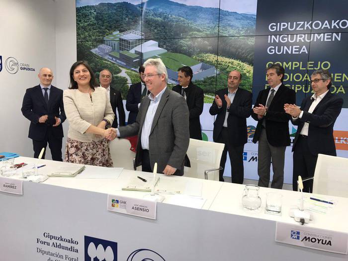 Erraustegia eraiki eta kudeatzeko ardura duen Urbaser enpresa miatu dute