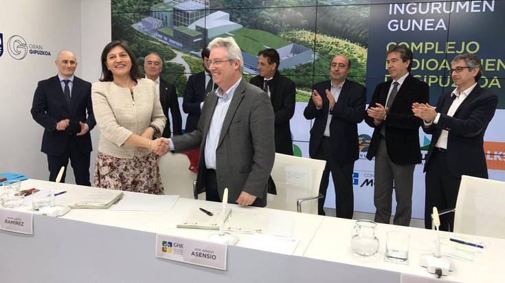 Erraustegia eraiki eta kudeatzeko ardura duen Urbaser enpresa miatu dute